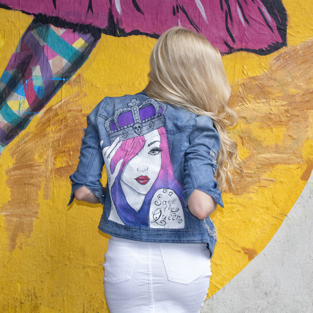 Kurtka jeansowa custom – 9 pomysłów DIY, jak przerobić kurtkę dżinsową na zupełnie nowy ciuch